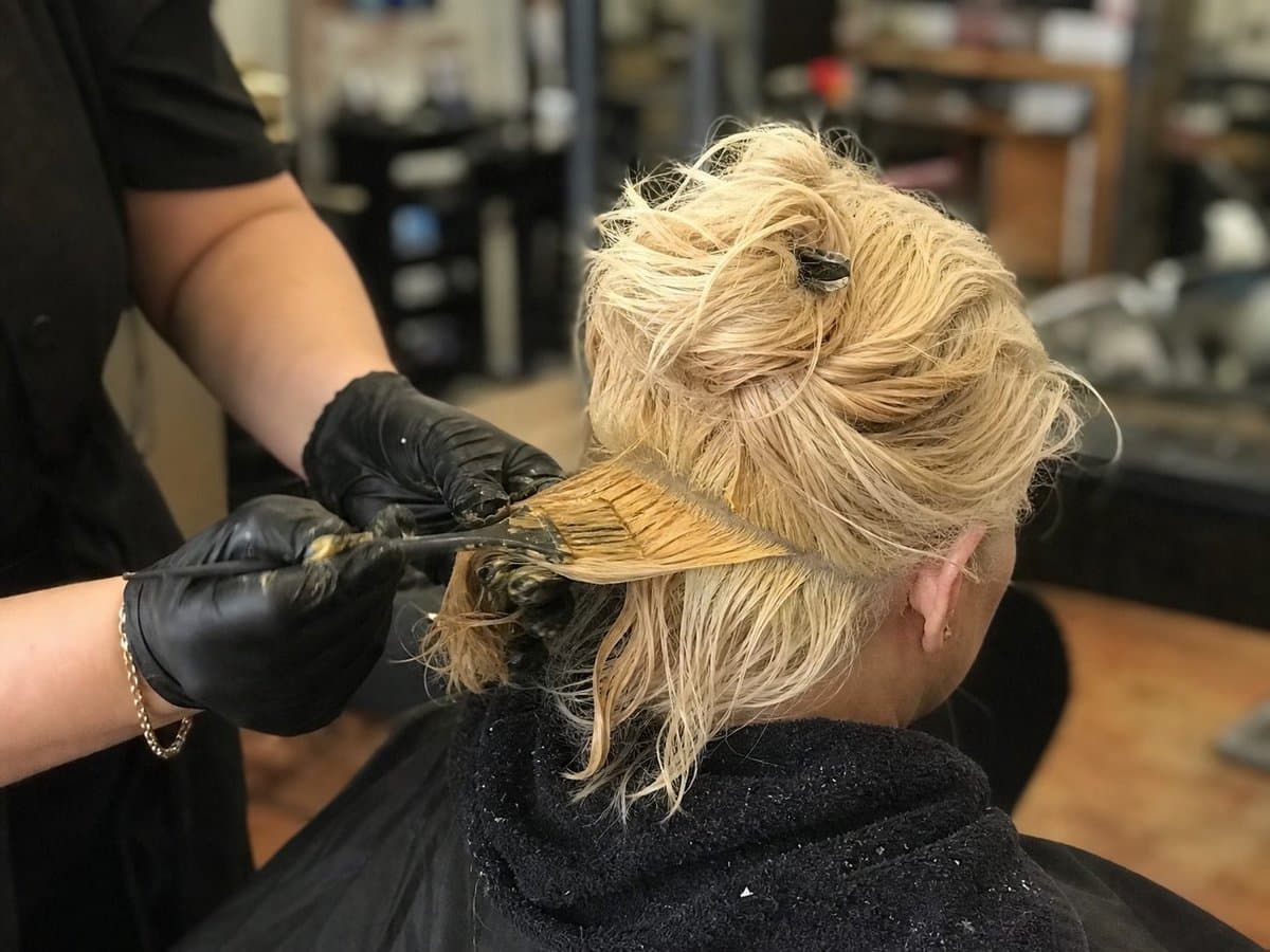 Colori capelli per parrucchieri: livelli tonali, sottofondo e neutralizzazione dei riflessi