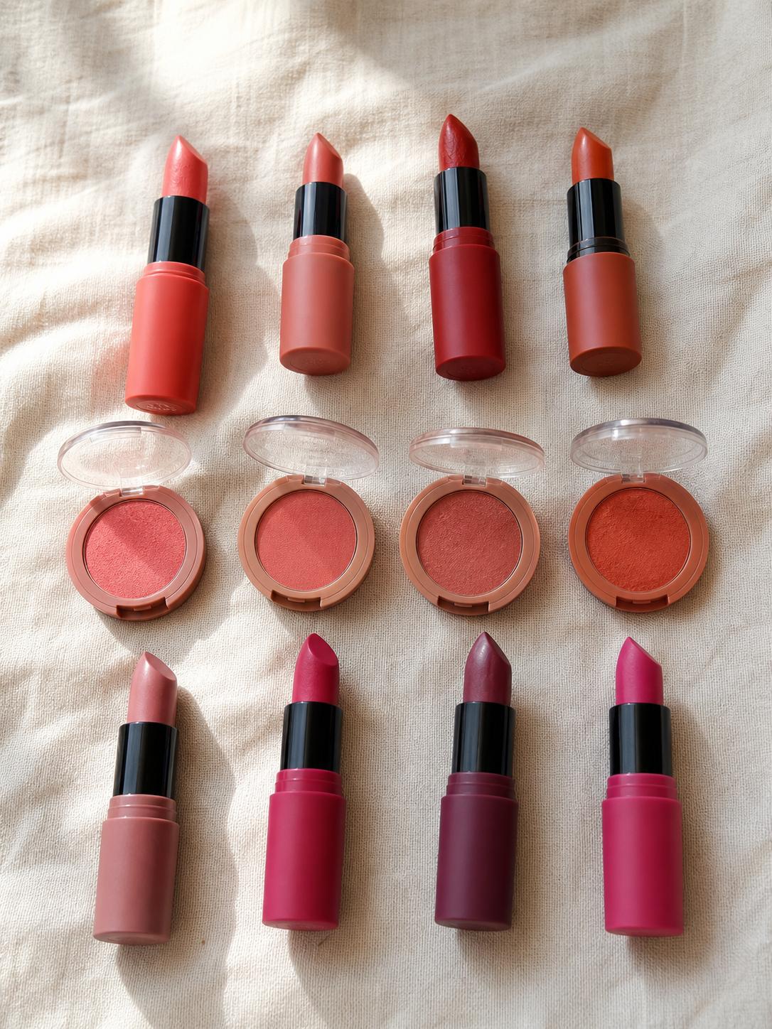 Gamma di rossetti e blush organizzati per stagione armocromica con sottotoni caldi e freddi