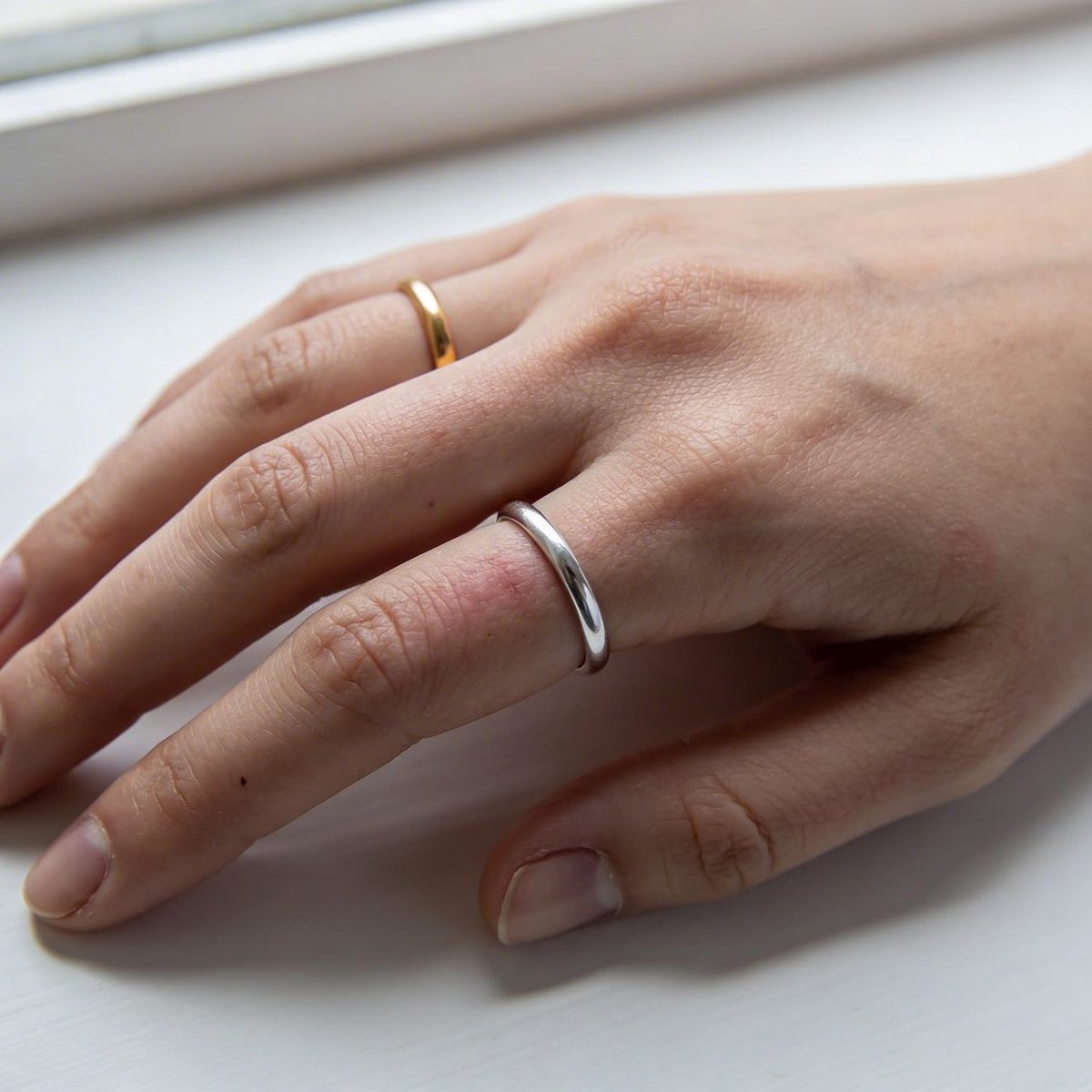 Test oro vs argento: gioielli dorati e argentati posti sulla pelle per determinare il sottotono