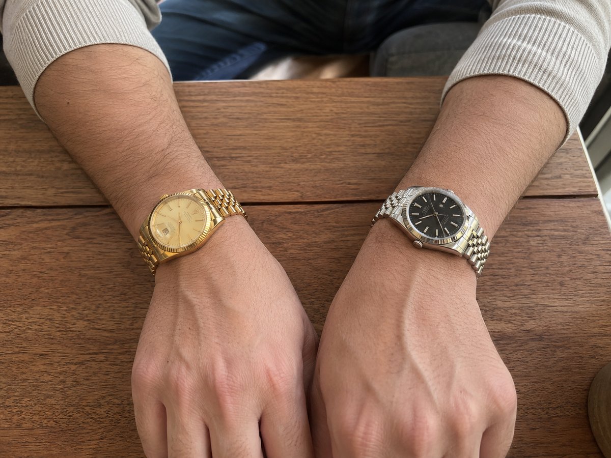 Confronto tra orologio dorato e orologio argentato su polso maschile per il test di armocromia